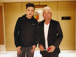 明星經(jīng)紀人陳星與巫啟賢合影