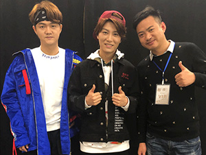 星燦文化明星經(jīng)紀(jì)人陳星與展展羅羅合影