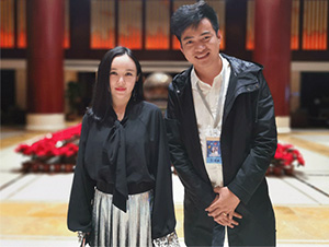 魏新雨與經(jīng)紀(jì)人陳星合影