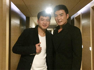 星燦文化明星經(jīng)紀(jì)人陳星與焦恩俊合影