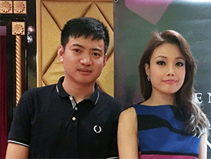 星燦文化明星經(jīng)紀(jì)人陳星與容祖兒合影