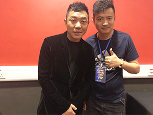 星燦文化明星經(jīng)紀(jì)人陳星與黑龍合影