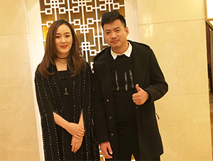 星燦文化明星經(jīng)紀(jì)人陳星與龍梅子合影