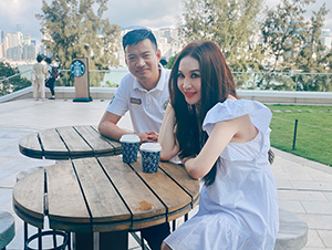 星燦文化明星經(jīng)紀人陳星和溫碧霞合影