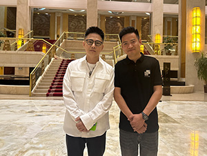 星燦文化明星經(jīng)紀人陳星和石頭合影