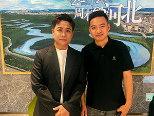 星燦文化明星經(jīng)紀人陳星和賀一航合影