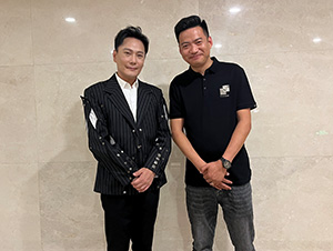 星燦文化明星經(jīng)紀人陳星和張信哲合影