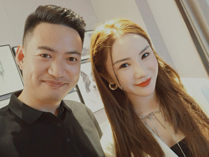星燦文化明星經(jīng)紀人陳星和許佳慧合影