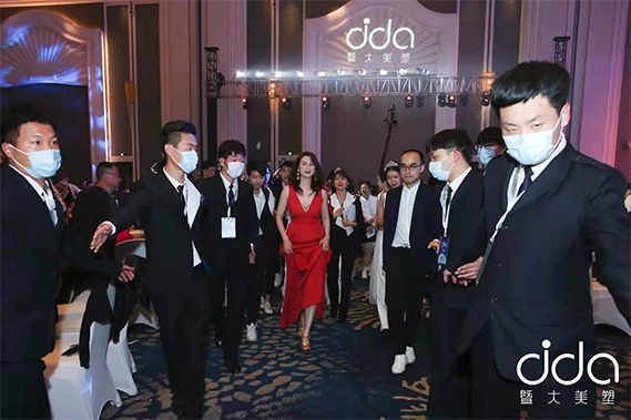 凍齡女神洪欣現(xiàn)身青島抗衰財智峰會，儀器譜寫不老傳奇