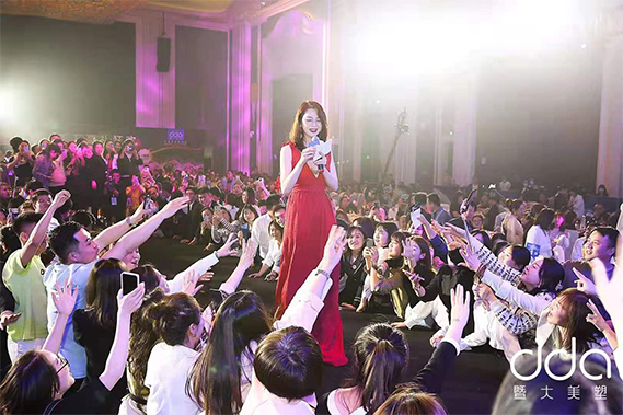 凍齡女神洪欣現(xiàn)身青島抗衰財智峰會，儀器譜寫不老傳奇