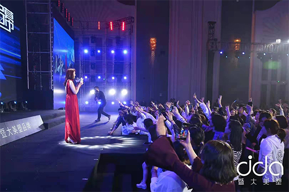 凍齡女神洪欣現(xiàn)身青島抗衰財智峰會，儀器譜寫不老傳奇