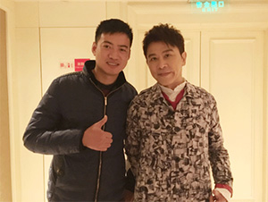 明星經(jīng)紀(jì)人陳星與伍思凱合影