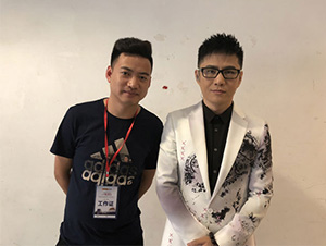 經(jīng)紀(jì)人陳星與石頭合影