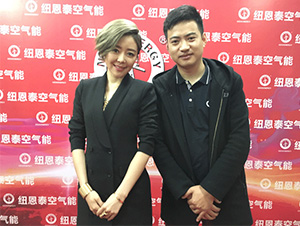 星燦文化明星經(jīng)紀(jì)人陳星與安又琪合影