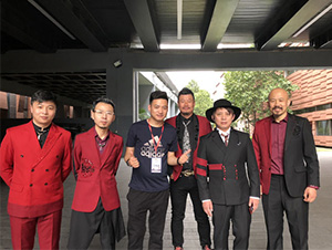 星燦文化明星經(jīng)紀(jì)人陳星與額爾古納樂隊合影