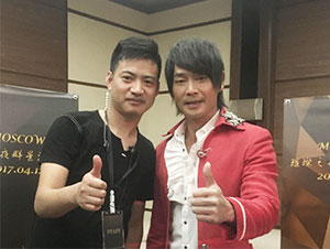 星燦文化明星經(jīng)紀(jì)人陳星與黃品源合影