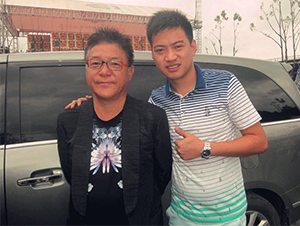 星燦文化明星經(jīng)紀(jì)人陳星與姜育恒合影