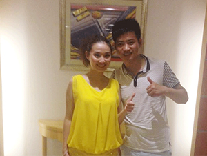 星燦文化明星經(jīng)紀(jì)人陳星與許秋怡合影