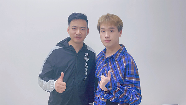 經(jīng)紀(jì)人陳星與林俊呈合影