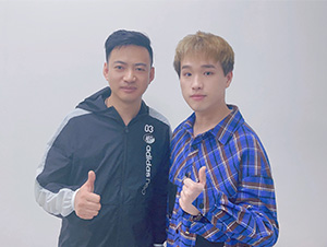 星燦文化明星經(jīng)紀(jì)人陳星與林俊呈合影