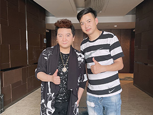 星燦文化明星經(jīng)紀(jì)人陳星與楊臣剛合影