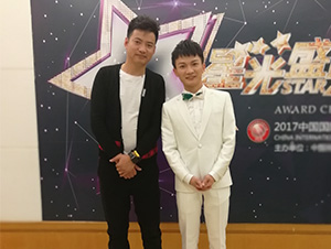 星燦文化明星經(jīng)紀(jì)人陳星與周深合影