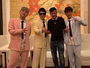 明星經(jīng)紀(jì)人陳星與阿里郎合影