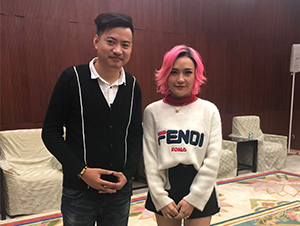 星燦文化明星經(jīng)紀(jì)人陳星與莊心妍合影