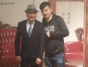 明星經(jīng)紀(jì)人陳星與湯鎮(zhèn)業(yè)合影