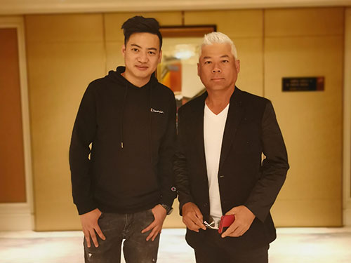 巫啟賢與經(jīng)紀(jì)人合影