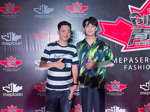 經(jīng)紀(jì)人陳星與王赫野合影