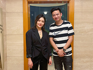 星燦文化明星經(jīng)紀人陳星和莊心妍合影