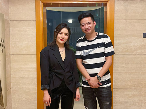 經紀人陳星和莊心妍合影
