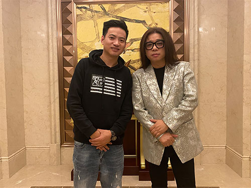 經(jīng)紀人陳星和郭峰合影