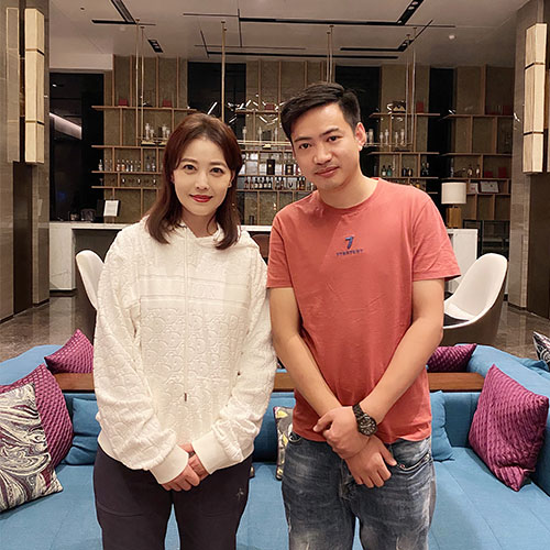 周海媚和經(jīng)紀(jì)人陳星合影