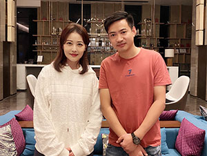 星燦文化明星經(jīng)紀人陳星和周海媚合影