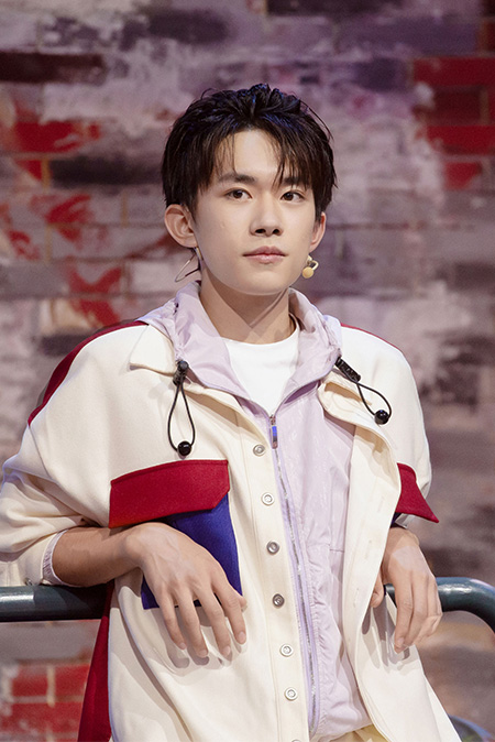 易烊千璽代言的品牌百草味