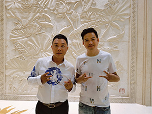 星燦文化明星經(jīng)紀人陳星和黑龍合影