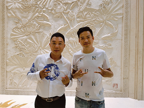 經(jīng)紀人陳星和黑龍合影